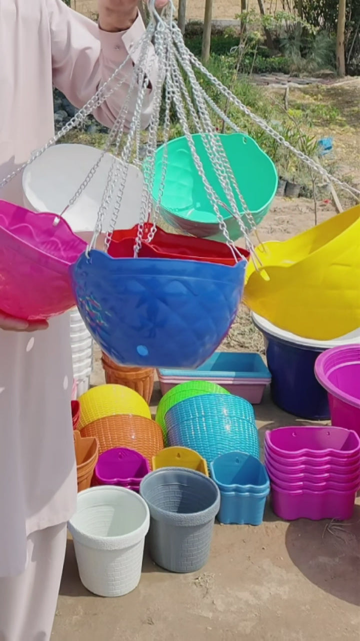 Colorful Hanging Baskets for gardening. iron Chain colorful plastic hanging baskets for home gardening.